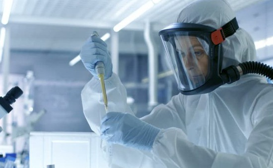 Nhà khoa học Nga tự làm "chuột bạch" thử vaccine COVID-19