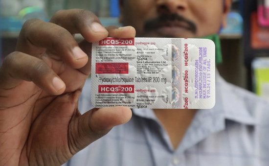 Nhiều nước cho phép sử dụng thuốc sốt rét điều trị COVID-19, bất chấp lệnh của WHO