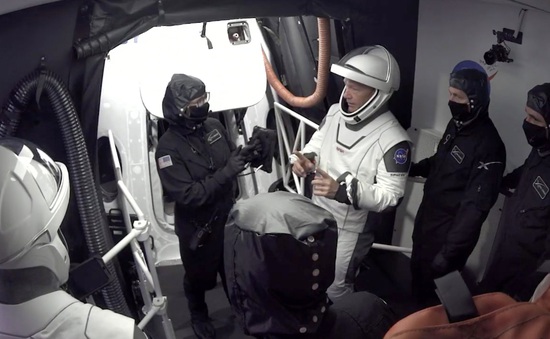 SpaceX hoãn phóng tàu có người lái lên ISS vào phút chót