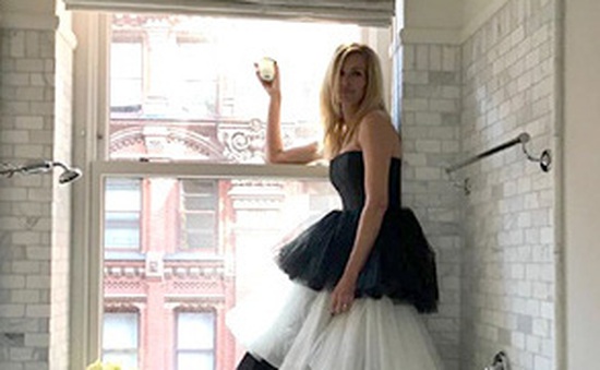 "Người đàn bà đẹp" Julia Roberts mặc váy lộng lẫy và... ngồi nhà dự Met Gala 2020