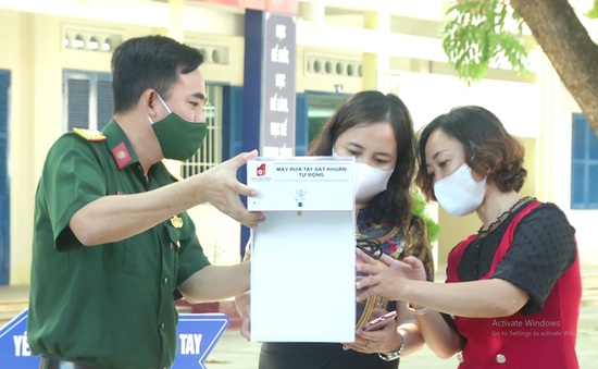 Khánh Hòa: Tặng máy phun dung dịch rửa tay tự động cho các trường học