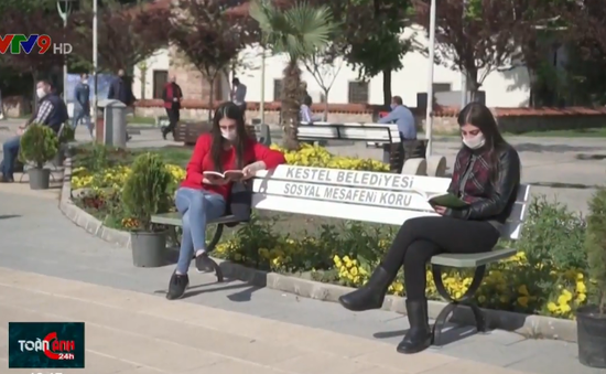 Độc đáo ghế giãn cách xã hội tại Thổ Nhĩ Kỳ