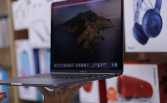 Macbook Pro 13 inch 2020 đầu tiên về Việt Nam giá 41,8 triệu