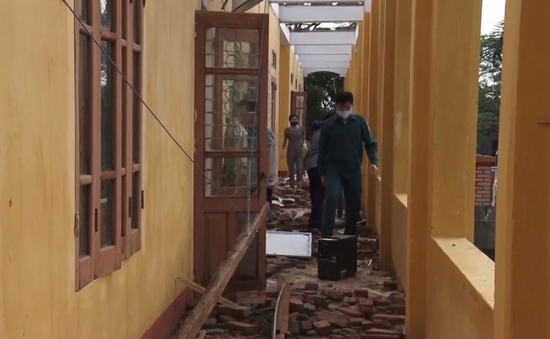 Mưa lớn kèm dông lốc tại Phú Thọ, Thái Nguyên khiến 7 người bị thương