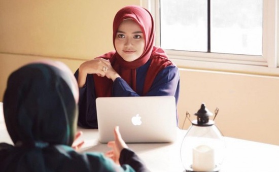 Phụ nữ trẻ Indonesia khởi nghiệp thành công với thời trang Hồi giáo