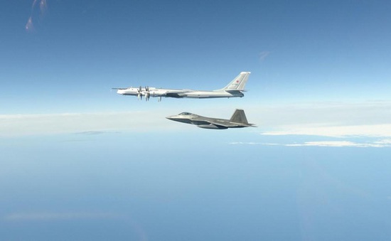Máy bay quân sự Mỹ đánh chặn máy bay ném bom của Nga