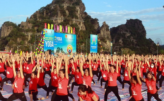 Gần 3.000 người đồng diễn yoga bên Vịnh Hạ Long
