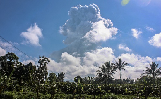 Núi lửa phun trào tro bụi 6km, Indonesia ra cảnh báo hàng không mức cao nhất