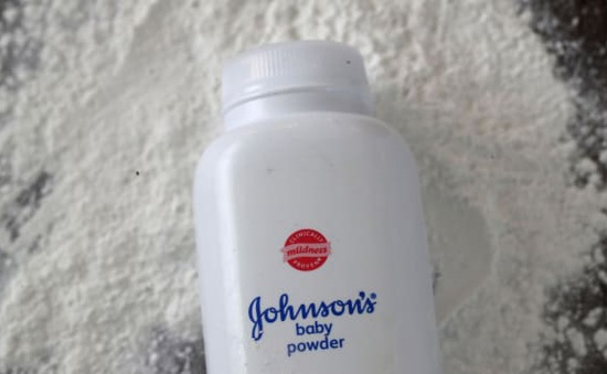 Johnson&Johnson bồi thường tiền tỷ do sản phẩm chứa chất gây ung thư