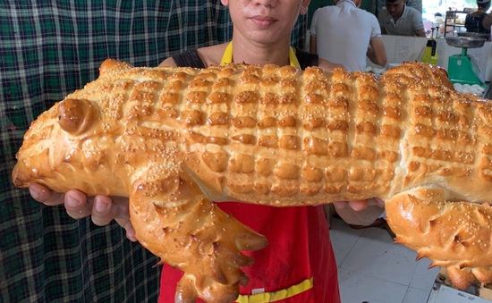 Bánh mì cá sấu khổng lồ gây "bão" mạng