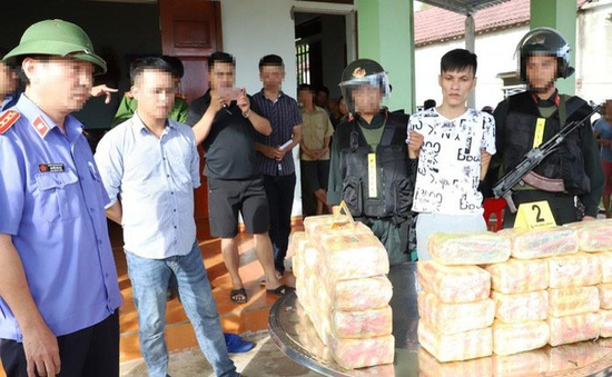 Truy đuổi tội phạm ma túy trong đêm, thu giữ hơn 31kg ma túy đá