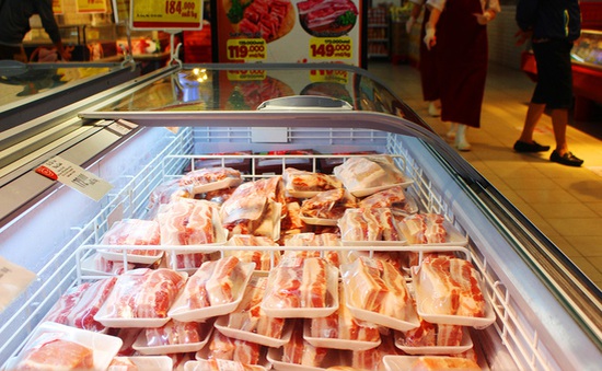 Thịt lợn "ế" siêu thị tràn ngập chợ mạng với giá bán siêu rẻ