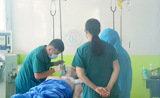 Sẽ có bác sĩ Việt Nam bay cùng bệnh nhân 91 trở về Anh