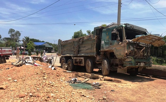 Làm rõ vụ xe tải đè ô tô 4 chỗ khiến 3 người chết thảm tại Thanh Hóa