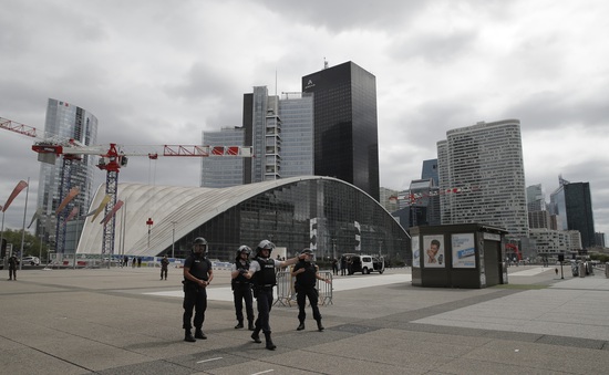 Xuất hiện đối tượng có vũ trang, Pháp sơ tán trung tâm thương mại ở Paris