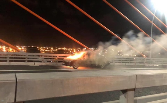 Xe Mercedes bốc cháy dữ dội trên cầu Bạch Đằng