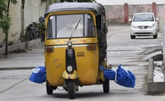 Xót xa hình ảnh chở thi thể bệnh nhân COVID-19 bằng xe tuk tuk tại Ấn Độ