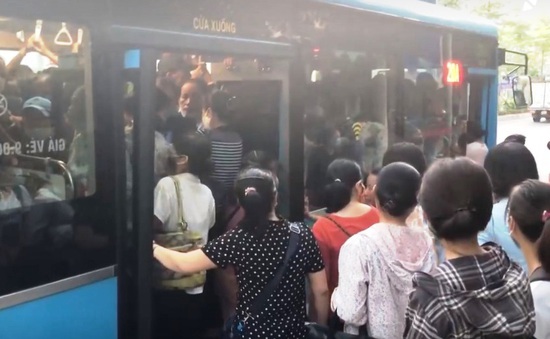 Vật vã chen lên xe bus giữa Thủ đô: Chật chội, khó thở còn hơn nhỡ chuyến