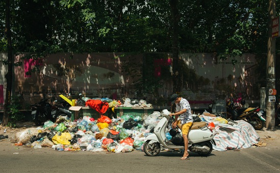 Phố phường Hà Nội ngập tràn trong "biển rác"