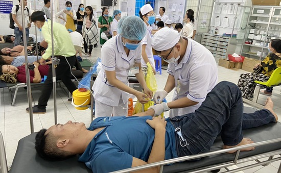 Vũng Tàu: Gần 100 người nghi ngộ độc thực phẩm nhập viện sau bữa tiệc