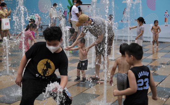 Trung Quốc hứng chịu nắng nóng 39 - 40 độ C trong lúc ngập lụt nghiêm trọng hoành hành