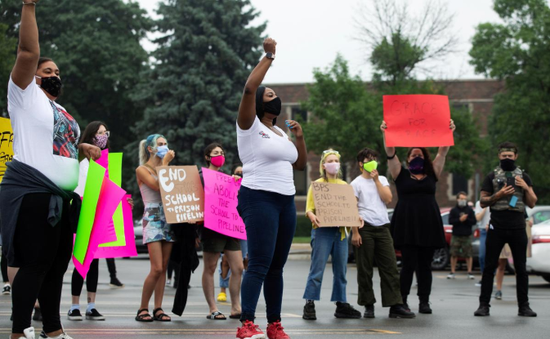 Giới trẻ Mỹ biểu tình phản đối việc một học sinh bị giam giữ vì... không làm bài tập