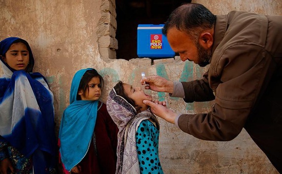 Pakistan nối lại chiến dịch uống vaccine phòng bại liệt