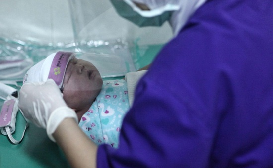 Người dân ở nhà vì phong tỏa, Indonesia bùng nổ sinh con trong mùa COVID-19