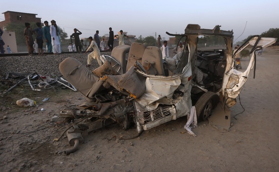 Xe khách bị tàu hỏa đâm trực diện tại Pakistan, ít nhất 22 người thiệt mạng