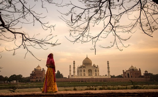 Bất chấp đại dịch COVID-19, Ấn Độ mở cửa lại đền Taj Mahal