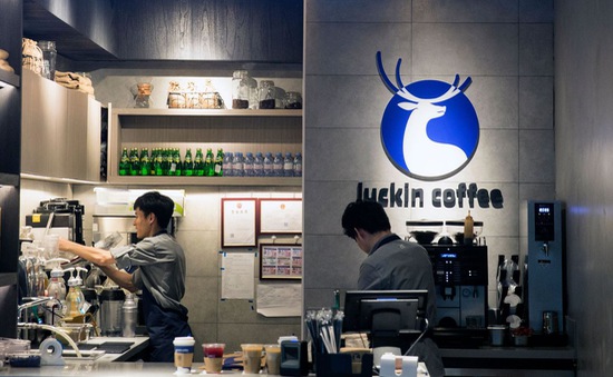 Thổi phòng doanh thu, sàn chứng khoán Mỹ hủy niêm yết "kỳ lân" cà phê Trung Quốc