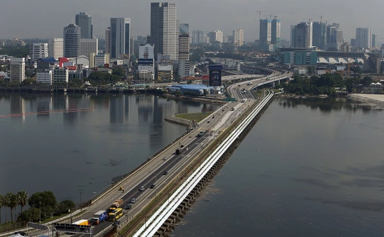 Malaysia và Singapore mở cửa biên giới phục vụ đi lại thiết yếu