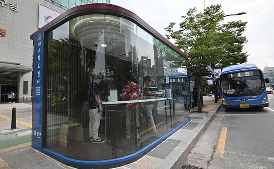 Nhà chờ xe buýt thông minh giúp ngăn COVID-19 lây lan tại Hàn Quốc