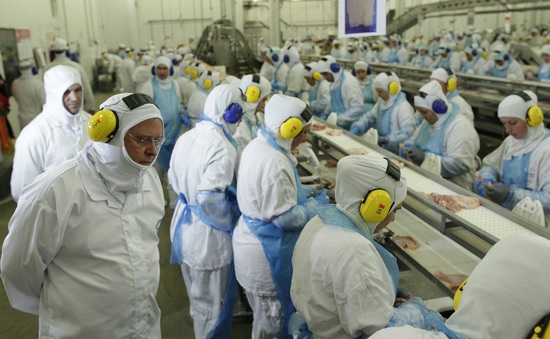Hơn 100.000 công nhân ở các nhà máy thịt Brazil mắc COVID-19
