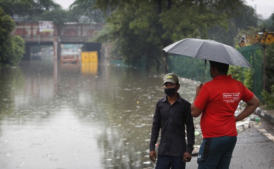 Mưa lớn gây ngập lụt nghiêm trọng, hàng triệu người dân Ấn Độ bị ảnh hưởng