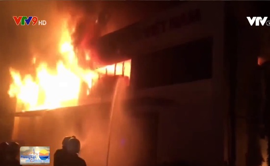 TP.HCM: Cháy nhà xưởng rộng hàng ngàn mét vuông trong đêm
