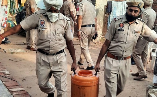 Số ca tử vong vì rượu lậu tại Ấn Độ tiếp tục tăng, ít nhất 25 đối tượng bị bắt giữ