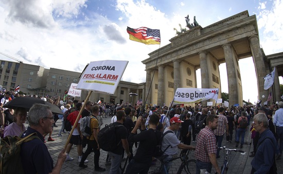 Biểu tình phản đối các biện pháp kiềm chế dịch COVID-19 tại Berlin, Đức