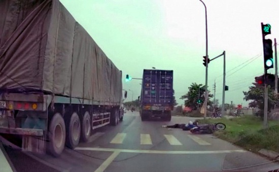 Truy tìm xe container cán chết người rồi bỏ chạy ở Hà Nội