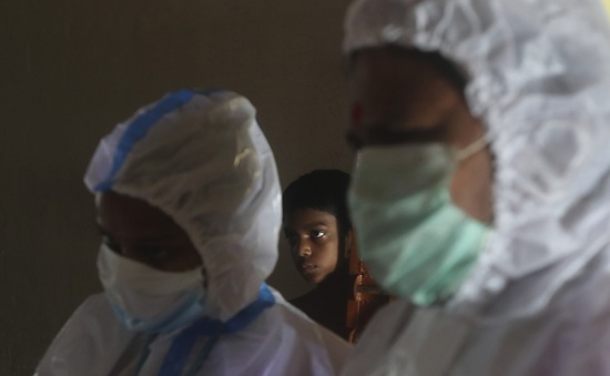 Quá tải công việc và thiếu thốn trăm bề, nhân viên y tế tại Ấn Độ không khỏi nản lòng