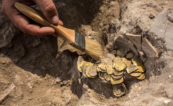 Nhóm bạn trẻ phát hiện hàng trăm đồng vàng nghìn năm tuổi