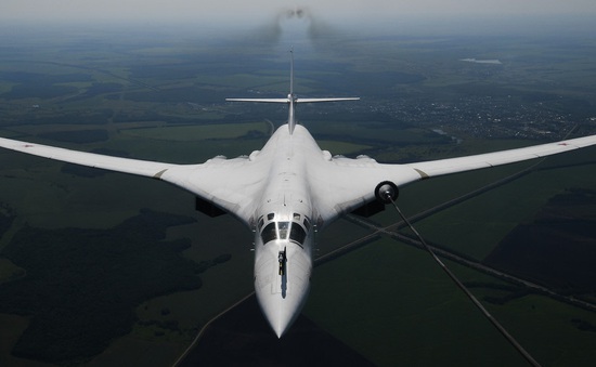 Máy bay Tu-160 của Nga lập kỷ lục chuyến bay thẳng dài nhất thế giới