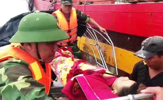 Một thuyền viên tử nạn trên biển do bị ròng rọc rơi trúng người