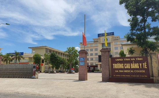 Hàng trăm học viên Cao đẳng Y tế Hà Tĩnh bất ngờ bị thu hồi bằng tốt nghiệp