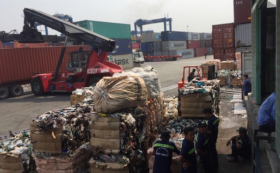 Vì sao hàng nghìn container phế liệu tồn đọng tại cảng Cát Lái?