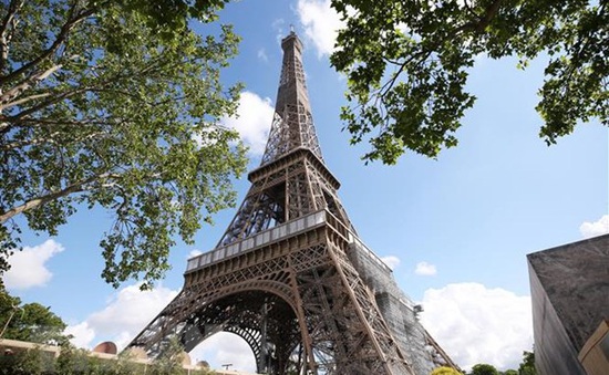 Sơ tán hàng trăm người khỏi khu vực tháp Eiffel vì đe dọa có bom
