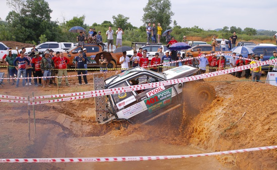 Hình ảnh đầy "bùn đất" từ giải offroad "hành xe" lớn nhất Việt Nam