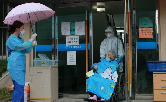Hàn Quốc tăng đột biến ca mắc COVID-19 vì bệnh nhân cao tuổi