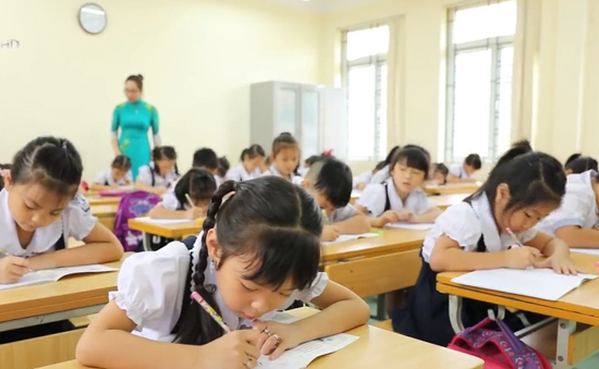 Hà Nội yêu cầu hạn chế học sinh trái tuyến, tránh quá tải trường học