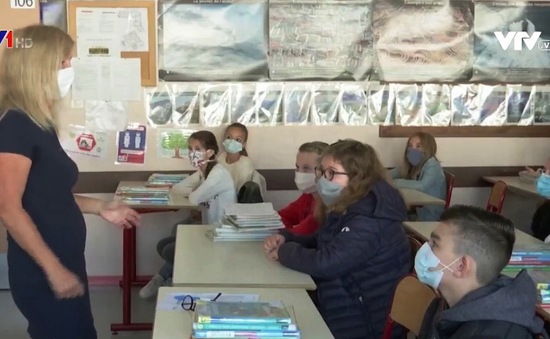 Số ca nhiễm COVID-19 tăng cao, Pháp đóng cửa 22 trường học